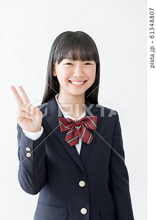 中学生　高校生　女性　ブレザー　ピース　ブイサイン 61348807