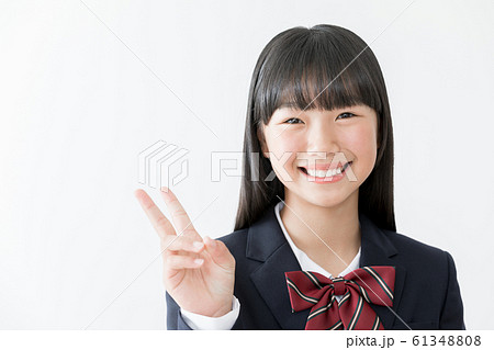中学生　高校生　女性　ブレザー　ピース　ブイサイン 61348808