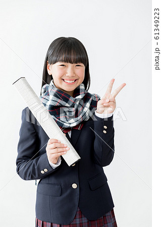 中学生　高校生　女性　卒業式　卒業証書　ピース　ブイサイン 61349223