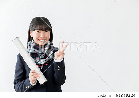 中学生　高校生　女性　卒業式　卒業証書　ピース　ブイサイン 61349224