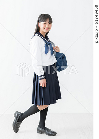 中学生 高校生 女性 セーラー服 全身の写真素材