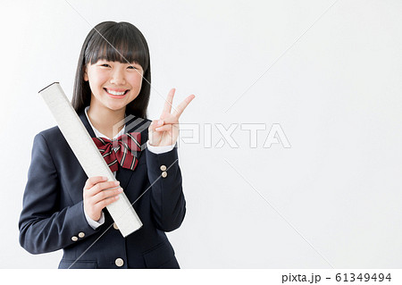 中学生　高校生　女性　卒業式　卒業証書　ピース　ブイサイン 61349494