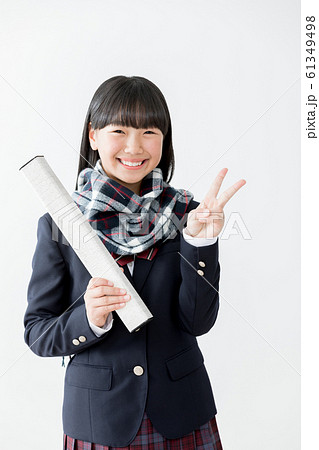 中学生　高校生　女性　卒業式　卒業証書　ピース　ブイサイン 61349498