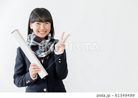 中学生　高校生　女性　卒業式　卒業証書　ピース　ブイサイン 61349499