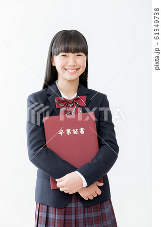中学生　高校生　女性　卒業式　卒業証書 61349738