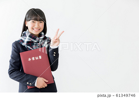 中学生 高校生 女性 卒業式 卒業証書 ピース ブイサイン 中学生 高校生 女性 卒業式 卒業証書 ピース ブイサイン 61349746