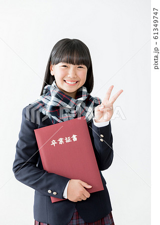 中学生　高校生　女性　卒業式　卒業証書　ピース　ブイサイン 61349747