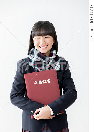 中学生 高校生 女性 卒業式 卒業証書の写真素材