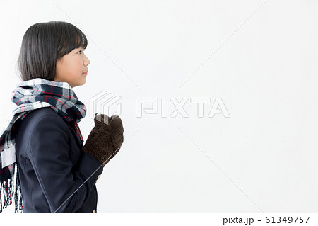 中学生　高校生　女性　ブレザー　横顔　マフラー　手袋 61349757
