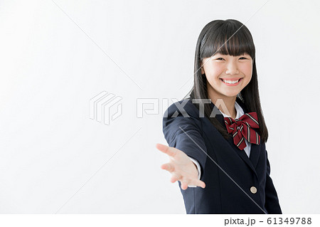 中学生 高校生 女性 ブレザー 手を差し伸べる 握手 仲間の写真素材