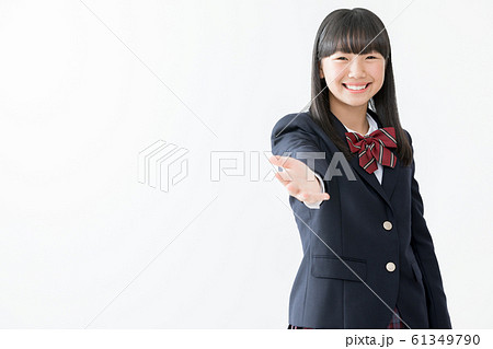 中学生 高校生 女性 ブレザー 手を差し伸べる 握手 仲間 中学生 高校生 女性 ブレザー 手を差し伸べる 握手 仲間 61349790
