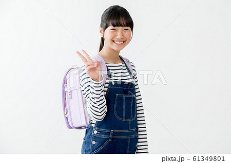 小学生　ランドセル　ピース　ブイサイン 61349801