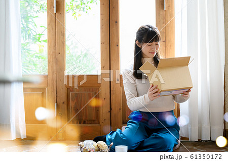 通販　ショッピング　女性　荷物　ライフスタイル 61350172