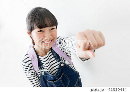 小学生 ランドセル 見上げる ガッツポーズの写真素材