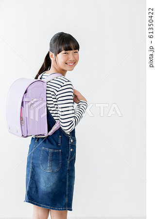 小学生 ランドセル 振り向く 振り返る 小学生 ランドセル 振り向く 振り返る 61350422