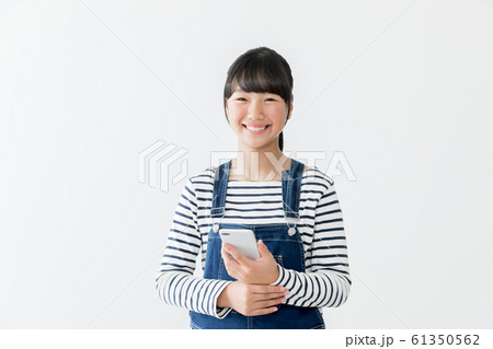 小学生　女の子　スマートフォン 61350562