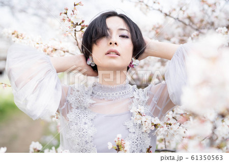 桜と女性 桜と女性 61350563