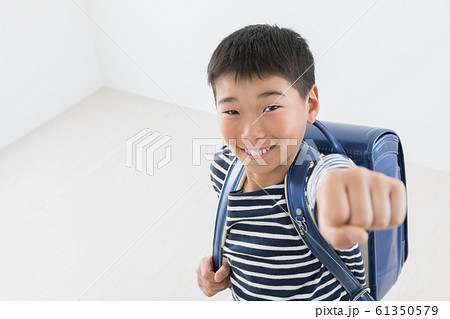 小学生　男の子　ランドセル　ガッツポーズ 61350579