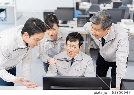 作業着、ビジネスパーソン、オフィス 作業着、ビジネスパーソン、オフィス 61350947