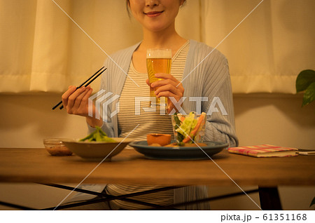 夜　女性　ライフスタイル 61351168
