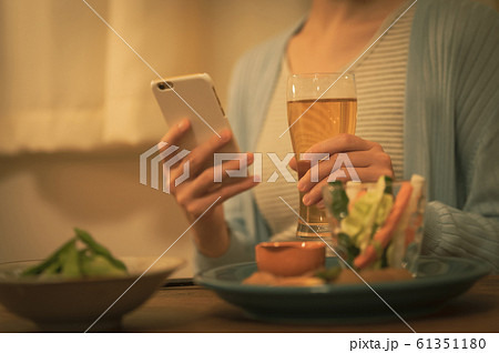 夜 女性 ライフスタイル 夜 女性 ライフスタイル 61351180