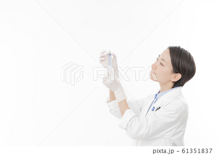 キャリア女性　研究者　白背景ポートレート　人物 61351837