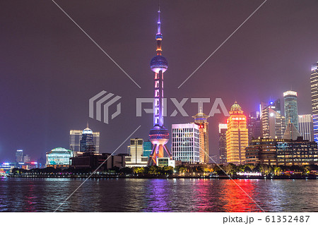 《上海》外灘の夜景・陸家嘴（りくかし）の摩天楼 61352487