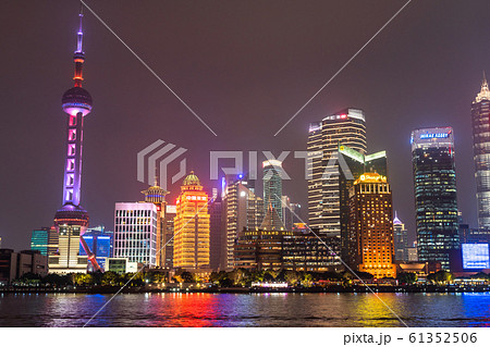 《上海》外灘の夜景・陸家嘴（りくかし）の摩天楼 61352506