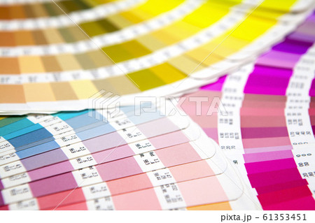 扇状に広げた沢山のカラーチャート。彩り、カラフル、デザイン、コーディネイト、イメージ 61353451