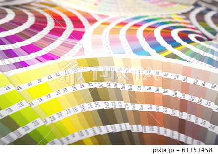 扇状に広げた沢山のカラーチャート。彩り、カラフル、デザイン、コーディネイト、イメージ 61353458