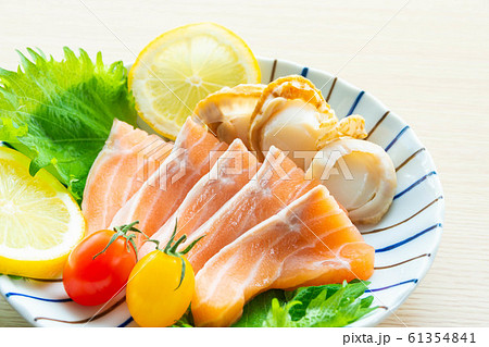 サーモンとほたての刺身 サーモンとほたての刺身 61354841