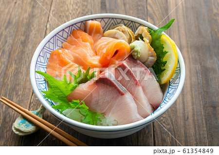 ぶりとサーモンとほたての海鮮丼 61354849