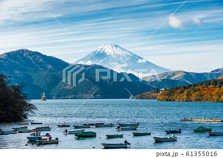 day autumn scene of mountain Fuji, Lake Ashinoko 61355016