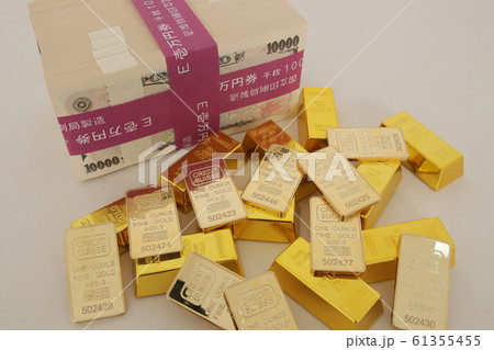 札束と金インゴット 札束と金インゴット 61355455