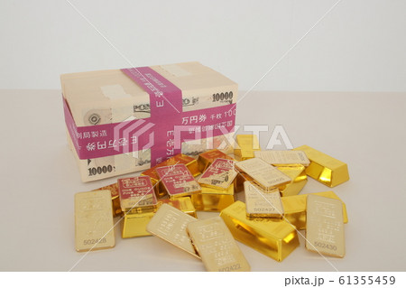 札束と金インゴット 61355459