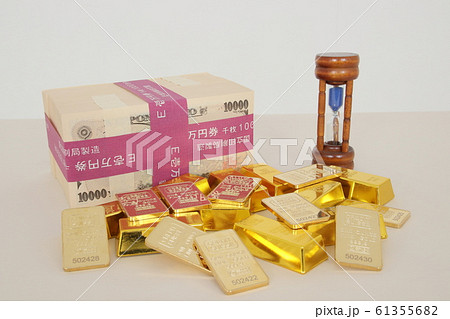 札束と金と砂時計 61355682