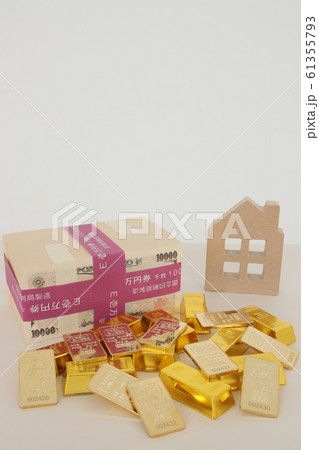 家と金と札束（不動産投資イメージ） 61355793
