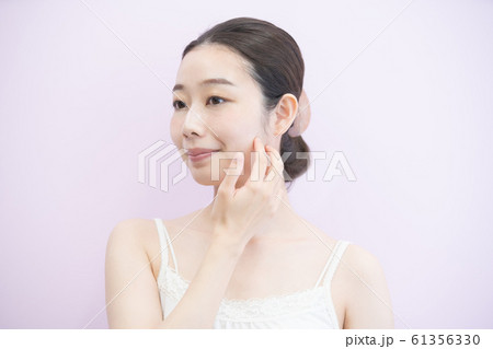 スキンケア・女性（ピンク背景） 61356330