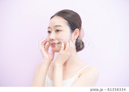 スキンケア・女性（ピンク背景） 61356334