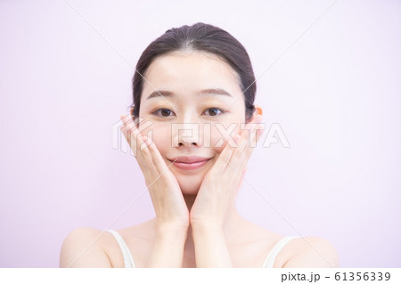 スキンケア・女性（ピンク背景） 61356339