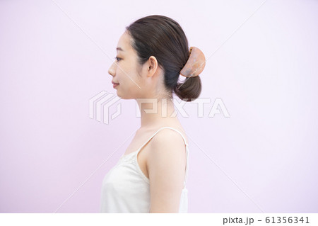 スキンケア・女性（ピンク背景） 61356341