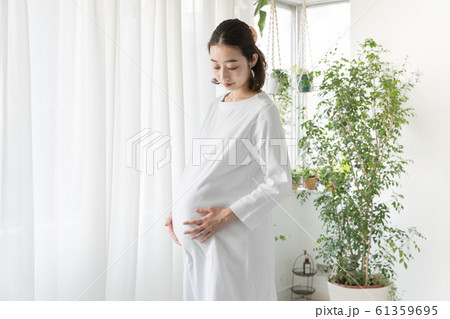 おなかを触る妊婦 61359695