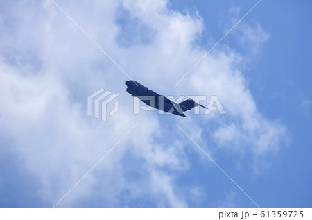 上昇旋回するC-17輸送機 上昇旋回するC-17輸送機 61359725