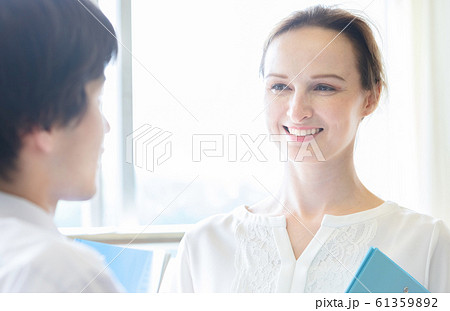学生と外国人教師のポートレート 学生と外国人教師のポートレート 61359892