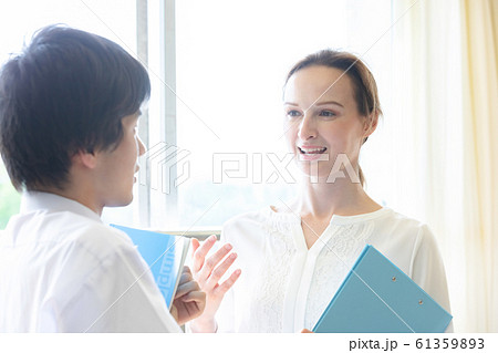 学生と外国人教師のポートレート 学生と外国人教師のポートレート 61359893