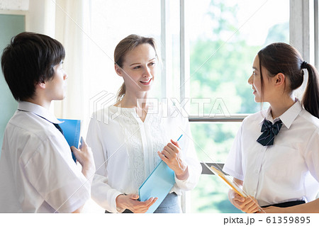 学生と外国人教師のポートレート 61359895