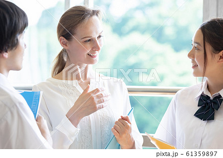 学生と外国人教師のポートレート 学生と外国人教師のポートレート 61359897