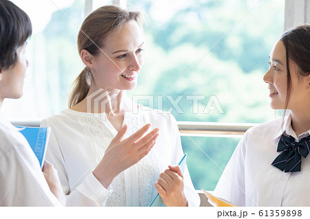 学生と外国人教師のポートレート 61359898