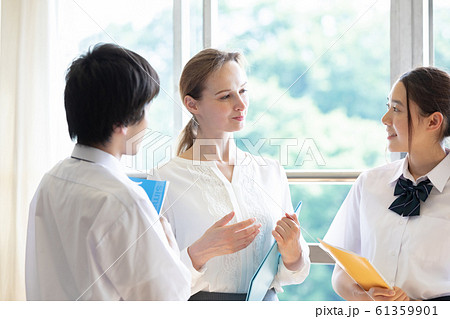 学生と外国人教師のポートレート 学生と外国人教師のポートレート 61359901