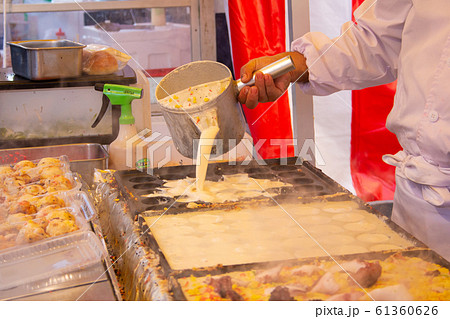 露店のたこ焼き屋さんでのたこ焼き調理 61360626